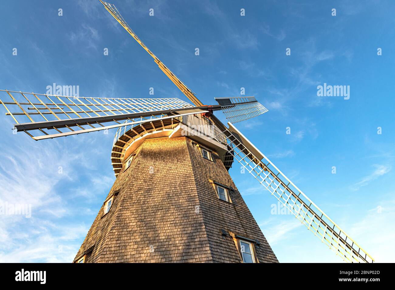 ancien moulin à vent démantelé, vu d'en dessous contre un ciel bleu Banque D'Images