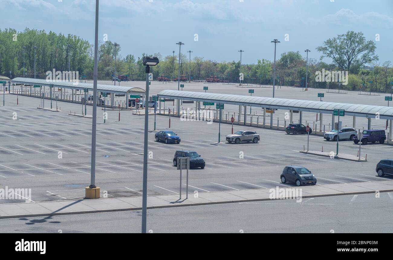 New York, NY - 15 mai 2020 : le parking à long terme est presque vide car il n'y a pas de clients pendant la pandémie COVID-19 à l'aéroport JFK Banque D'Images