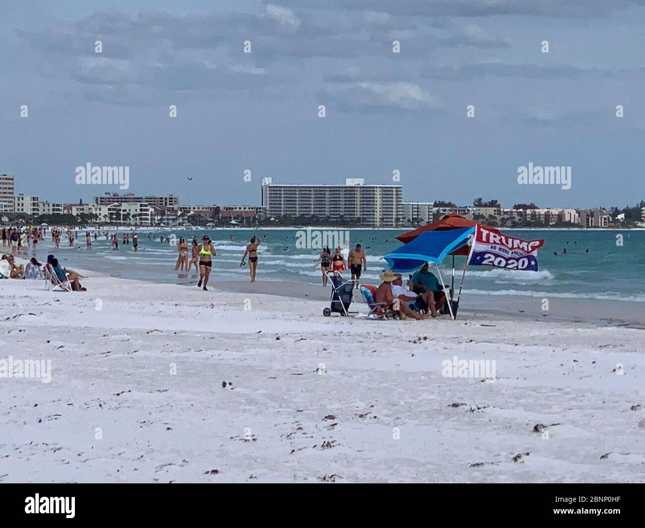Les partisans de Trump affichent un drapeau de 2020 sur la plage alors que le comté de Sarasota a levé ses restrictions sur les plages populaires comme Siesta Key. Banque D'Images