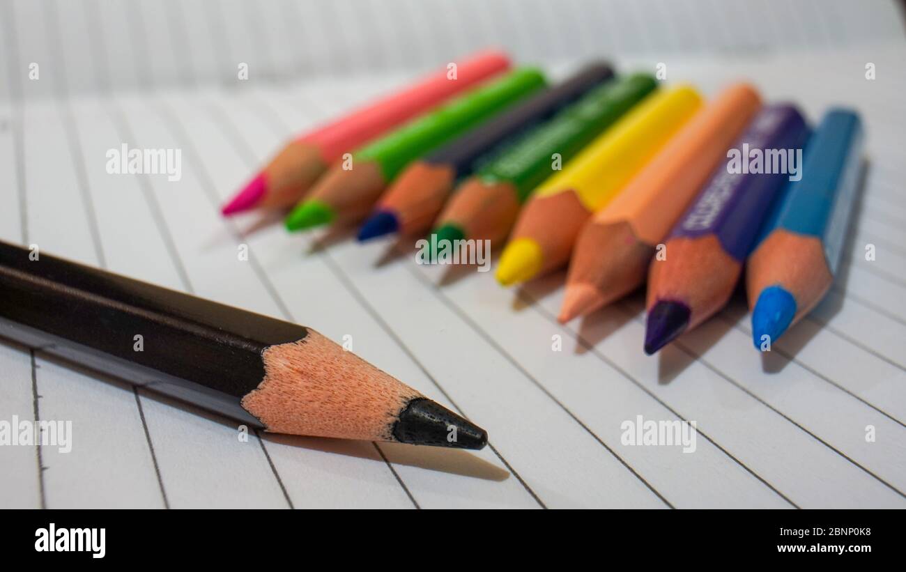 Gros plan sur des crayons de couleur avec fond blanc Banque D'Images