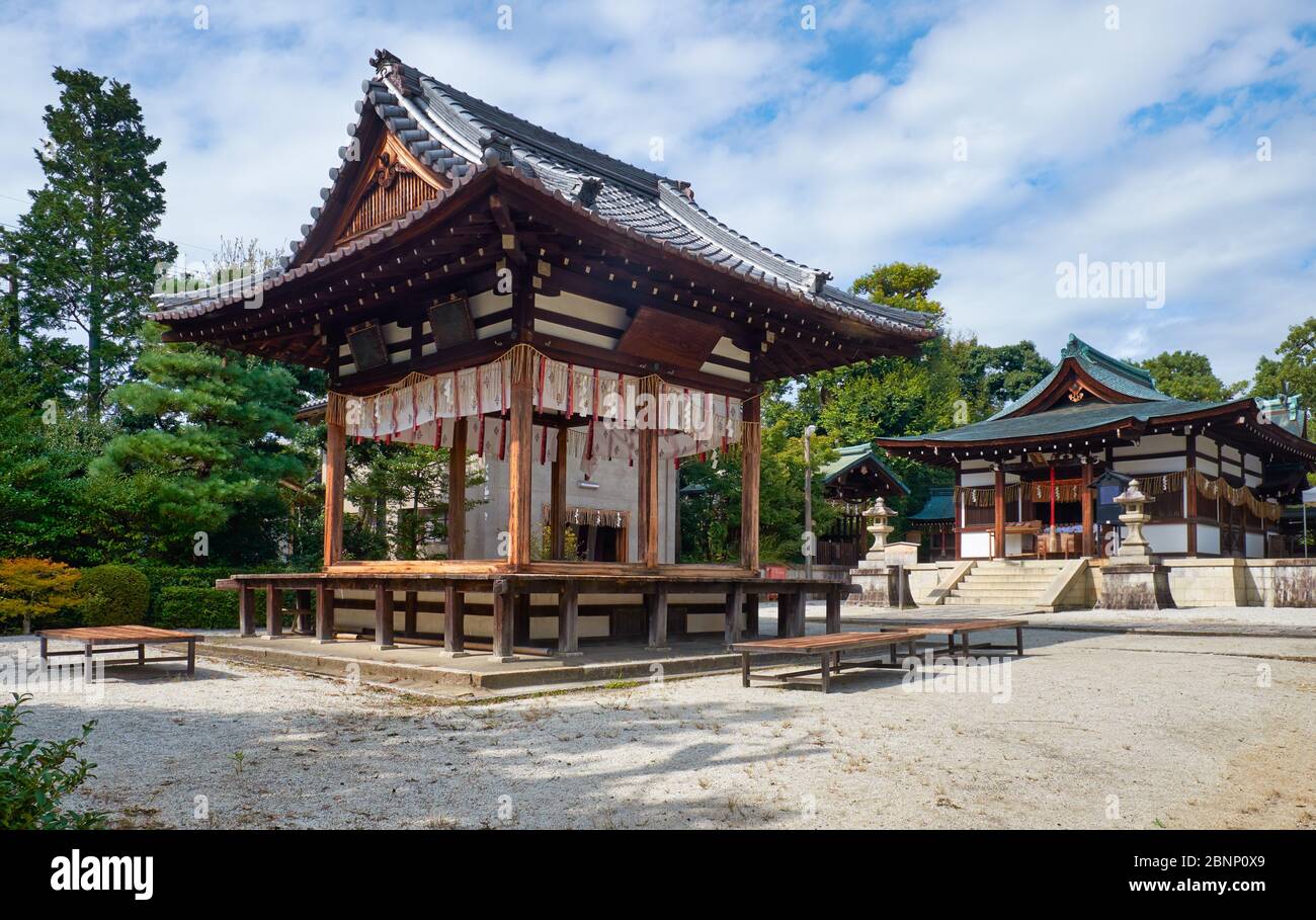 La vue sur le territoire intérieur du sanctuaire de Shikichi-jinja (Waraa-tenjin) avec le bâtiment Kagura-den pour la danse sacrée de la kagura et Haiden. Kyoto. JAP Banque D'Images