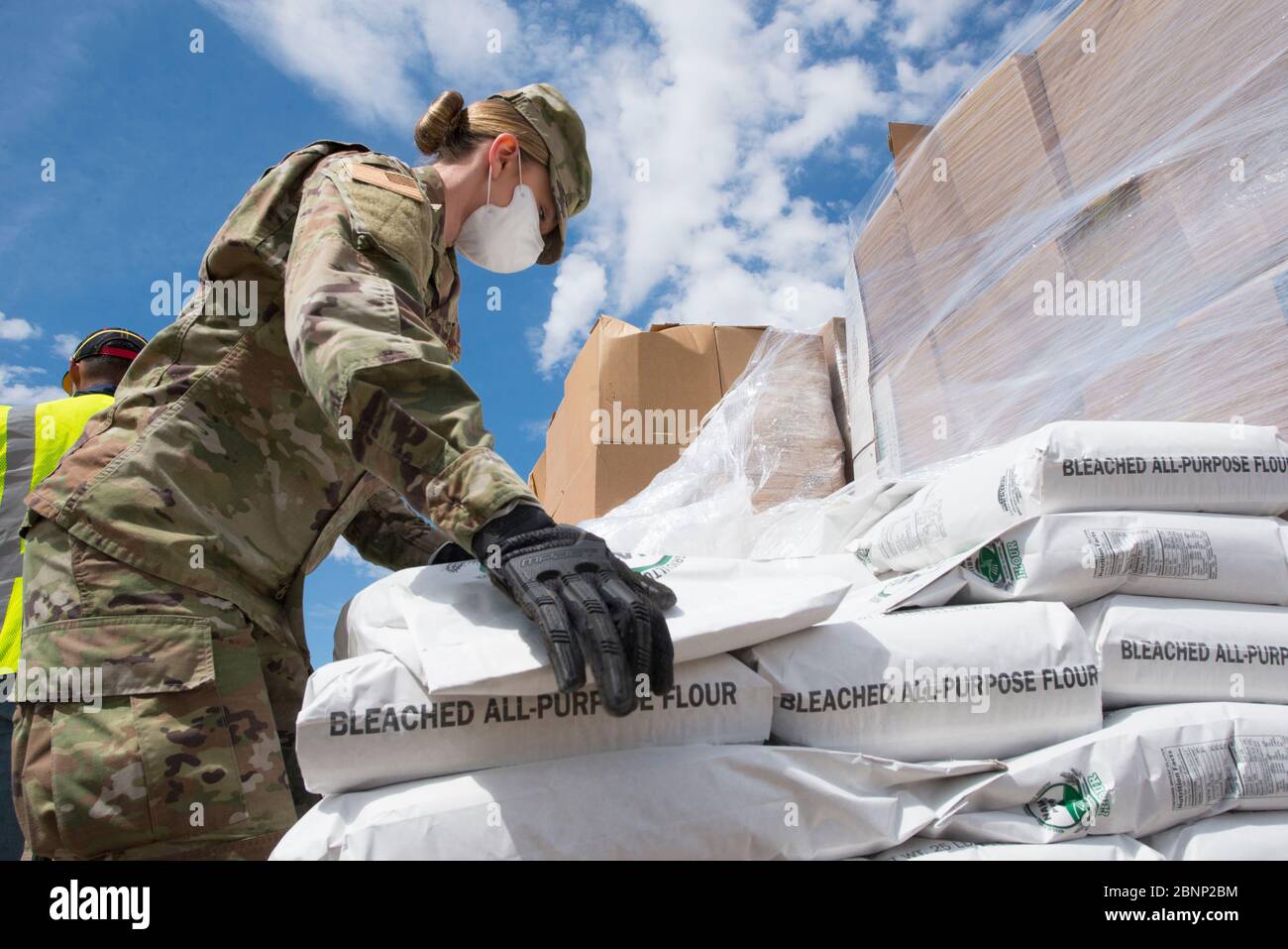 Les aviateurs de la Garde nationale du Nouveau-Mexique chargent une livraison de nourriture en réponse à la pandémie de coronavirus COVID-19 au projet de Feed Tampa Bay le 14 mai 2020 à Rock Springs, Nouveau-Mexique. Banque D'Images
