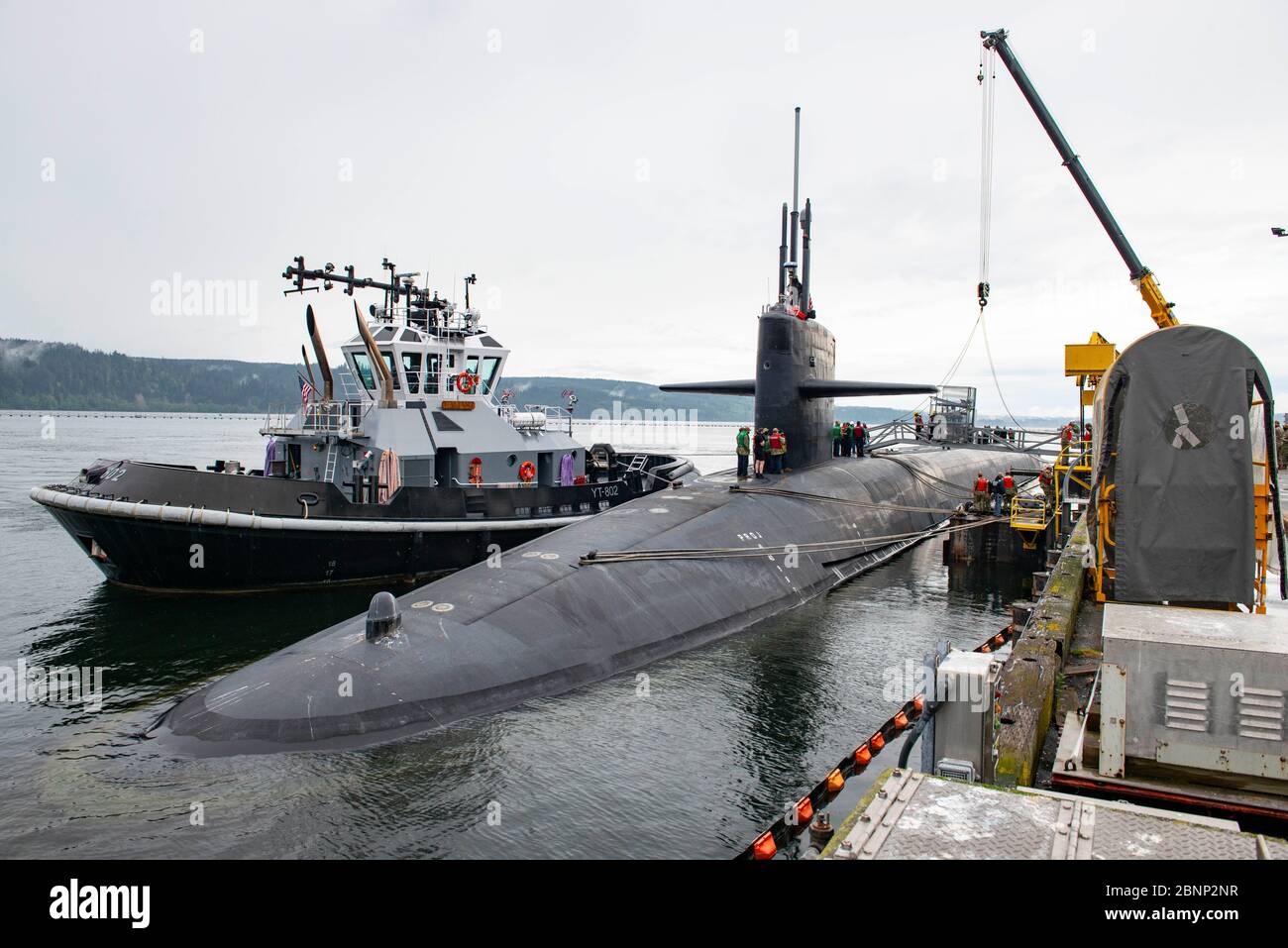 Le missile balistique de classe Ohio de la Marine américaine USS Maine retourne en service stratégique après une révision de trois ans et un ravitaillement en carburant le 2 mai 2020 à Silverdale, Washington. Les sous-marins à missiles guidés sont capables de transporter 154 missiles de croisière Tomahawk et d'accueillir jusqu'à 66 forces d'opération spéciales. Banque D'Images