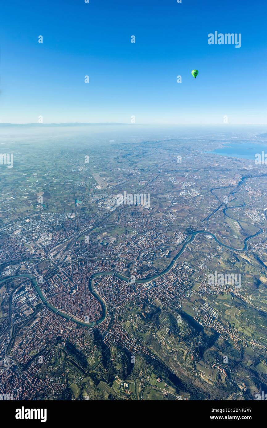 Vérone, Vénétie, Italie, Europe. Traversée des Alpes en montgolfière. Le ballon atteint la vallée du po. La ville de Vérone est en bas à gauche, le lac de Garde est à droite Banque D'Images