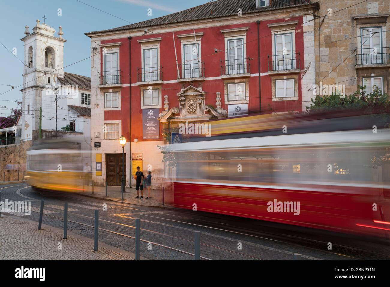 Tram, Largo Portas do sol, Lisbonne, Portugal Banque D'Images
