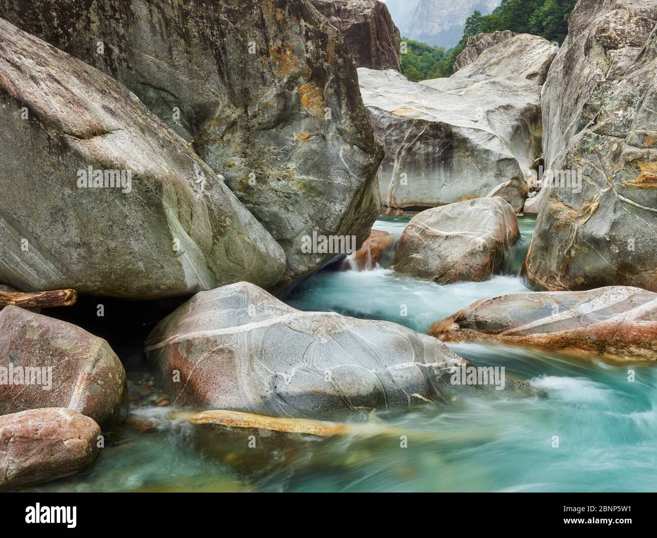 Rochers dans la vallée de la Verzasca, rivière Verzasca, Tessin, Suisse Banque D'Images