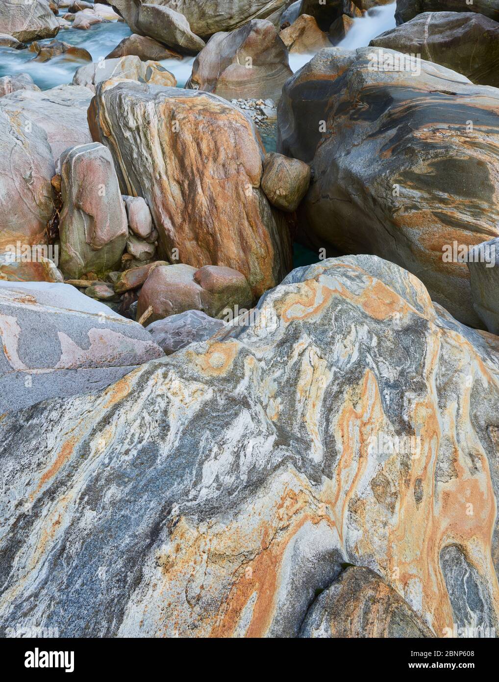 Rochers dans la vallée de la Verzasca, rivière Verzasca, Tessin, Suisse Banque D'Images
