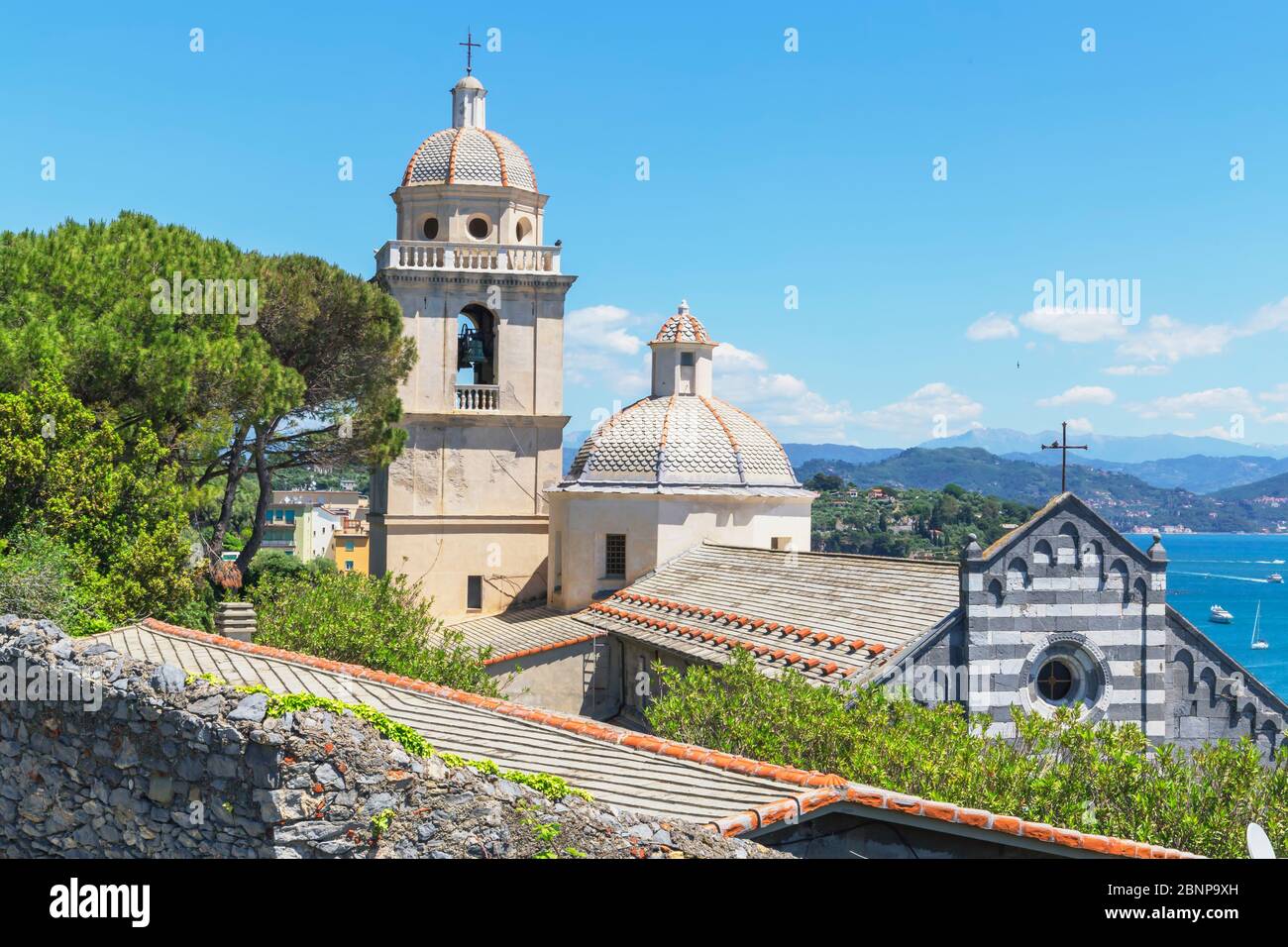 Vue sur l'église de San Lorenzo et le golfe de Poets, Portovenere, le quartier de la Spezia, Ligurie, Italie Banque D'Images