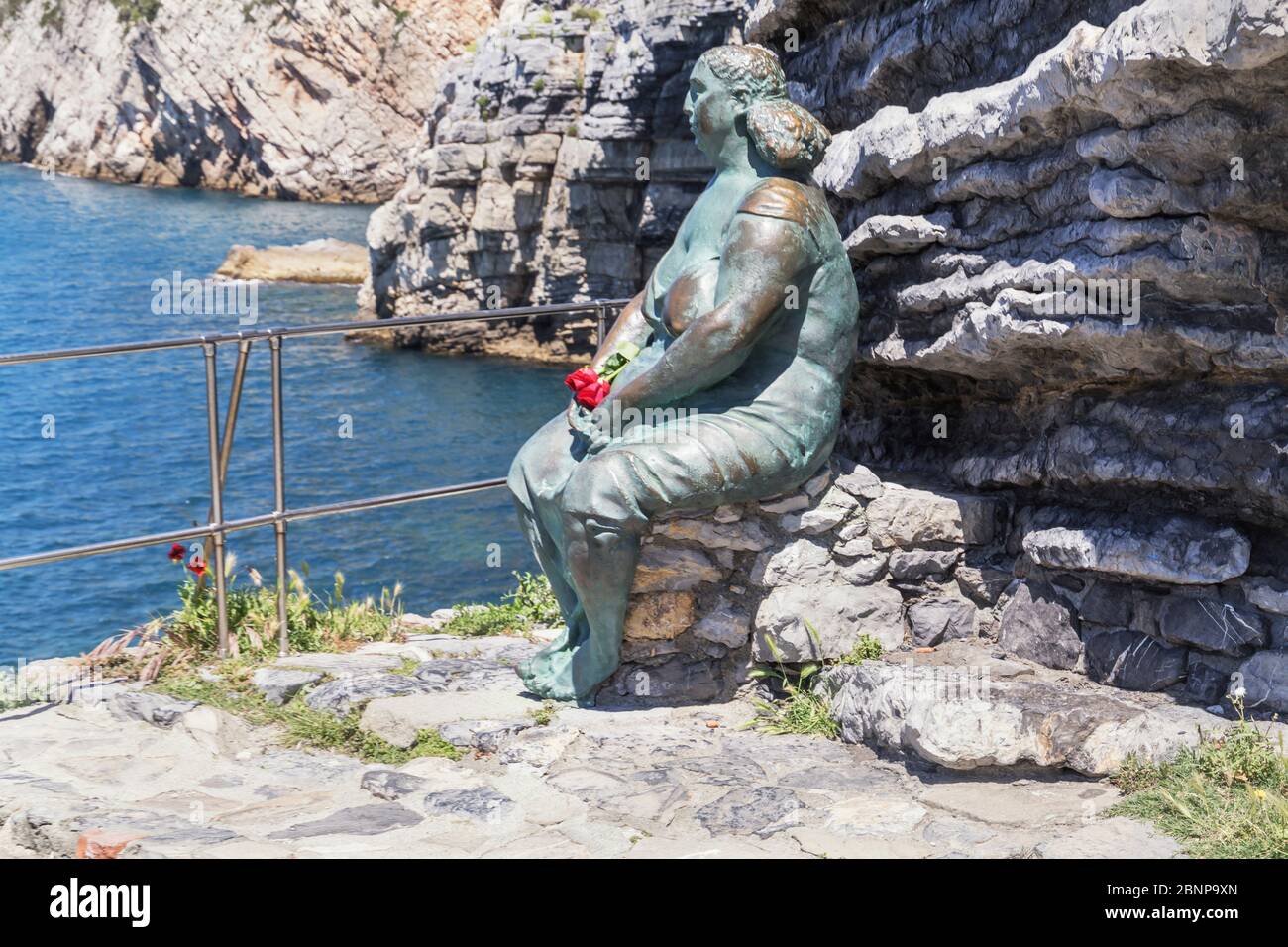 Vue sur la sculpture en bronze de la Terre mère par Scorzelli et Byron Cave, Portovenere, quartier de la Spezia, Ligurie, Italie Banque D'Images