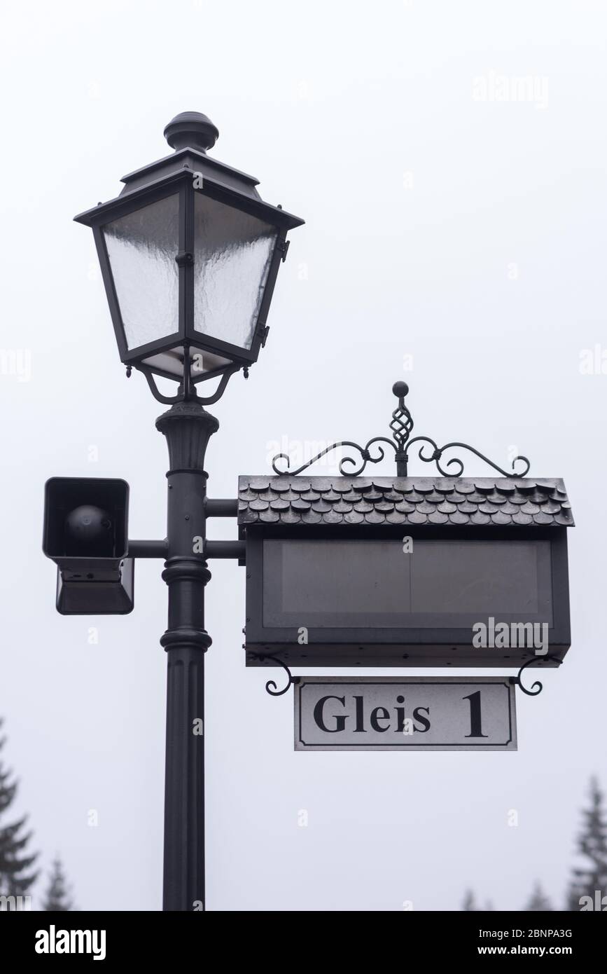 Allemagne, Saxe-Anhalt, Schierke : une ancienne lanterne se trouve sur la plate-forme 1 de la gare de Schierke dans les montagnes du Harz. Banque D'Images