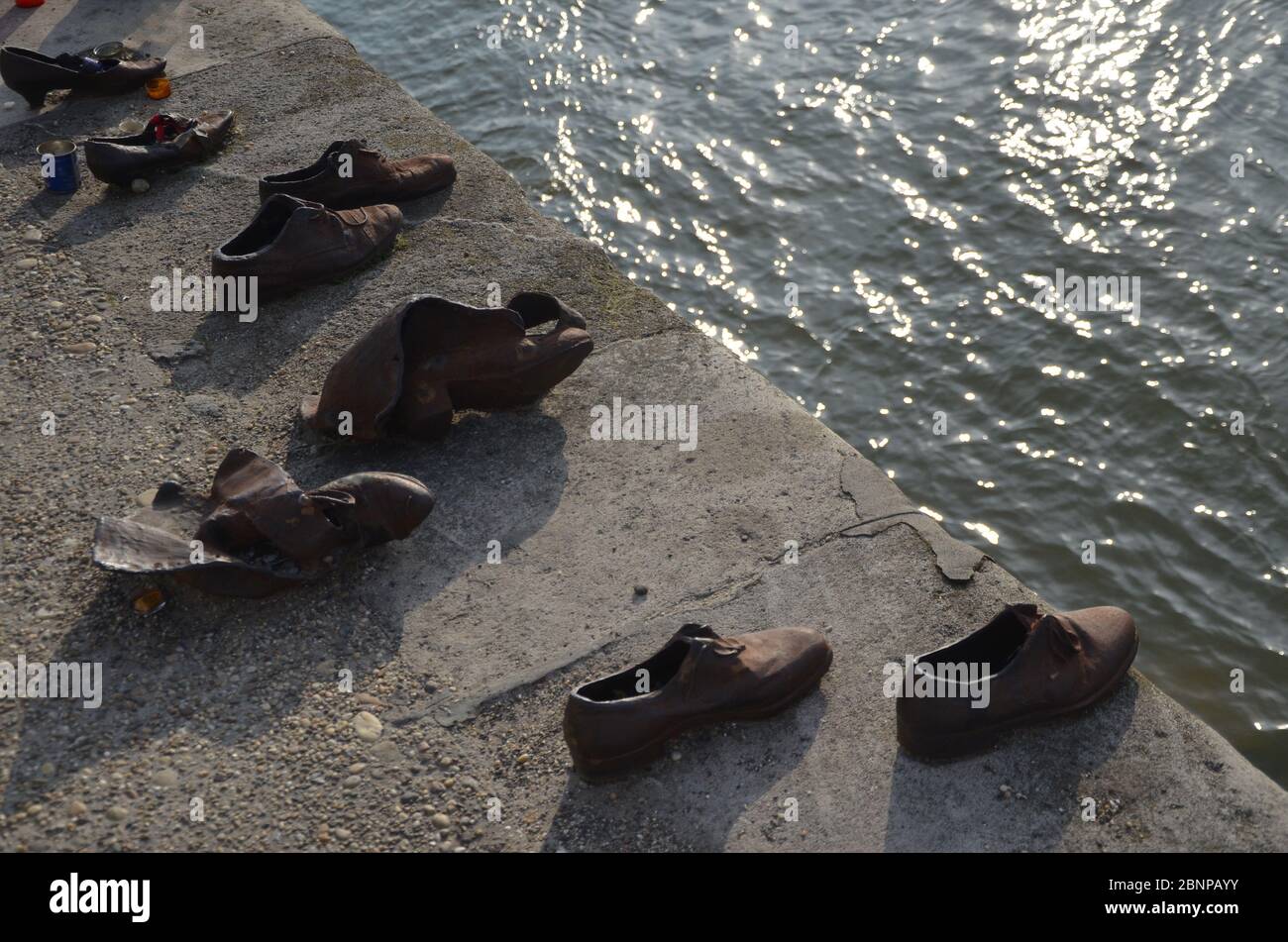 Hongrie: Chaussures sur la rive du Danube est un mémorial pour honorer les personnes qui ont été tuées par les miliciens fascistes de la Croix-Arrow à Budapest pendant la Seconde Guerre mondiale Banque D'Images