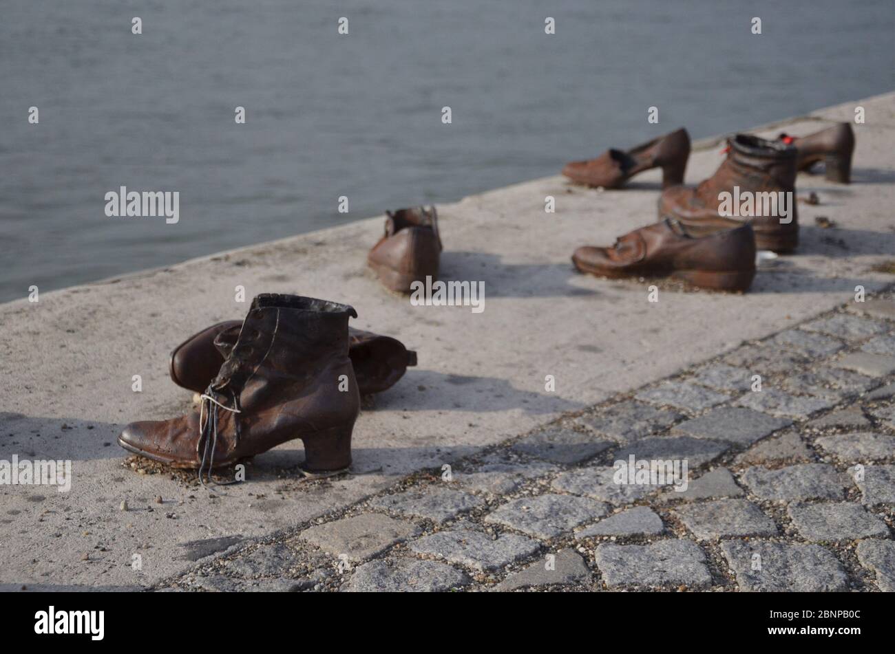 Hongrie: Chaussures sur la rive du Danube est un mémorial pour honorer les personnes qui ont été tuées par les miliciens fascistes de la Croix-Arrow à Budapest pendant la Seconde Guerre mondiale Banque D'Images