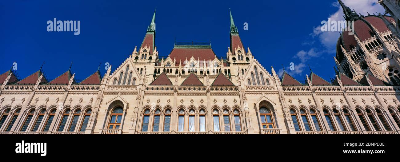 Vue panoramique à angle bas de la façade principale du Parlement hongrois. Budapest, Hongrie Banque D'Images
