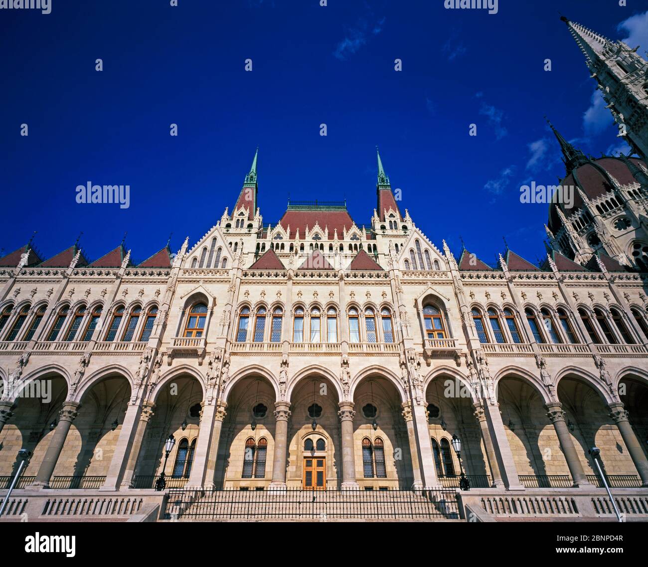 Vue à angle bas de la façade principale du Parlement hongrois. Budapest, Hongrie Banque D'Images