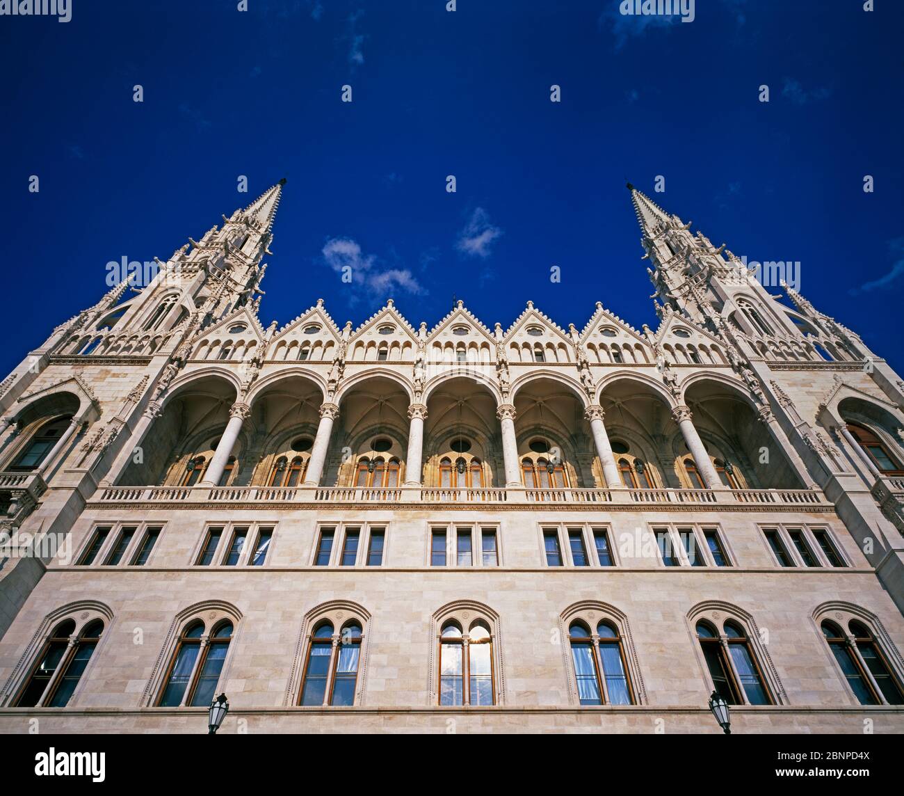 Vue à angle bas de la façade principale du Parlement hongrois. Budapest, Hongrie Banque D'Images