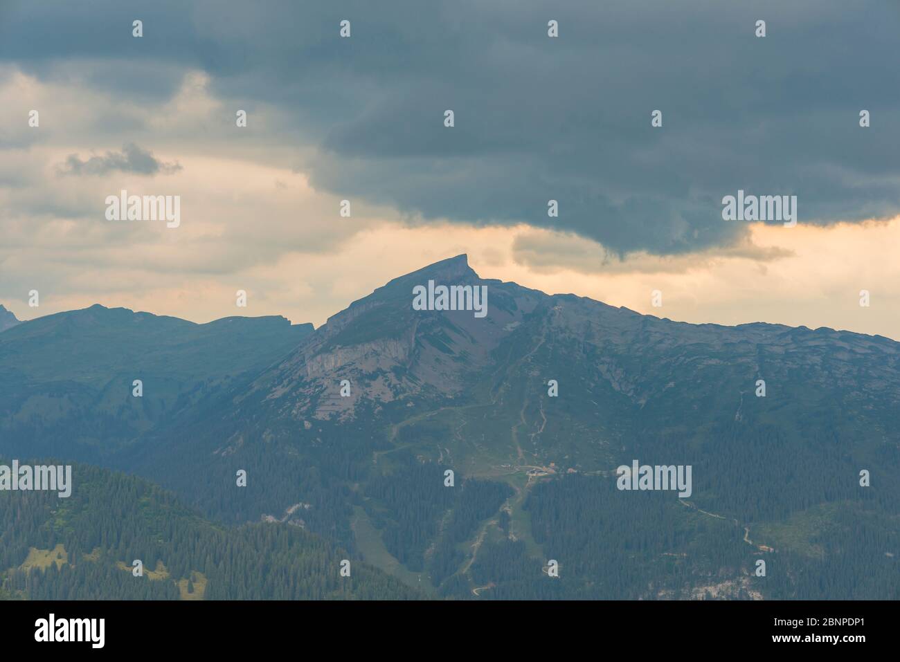 Gathering orstorm, Hoher IFEN, 2230m, Alpes Allgäu, Kleinwalsertal, Vorarlberg, Autriche, Europe Banque D'Images