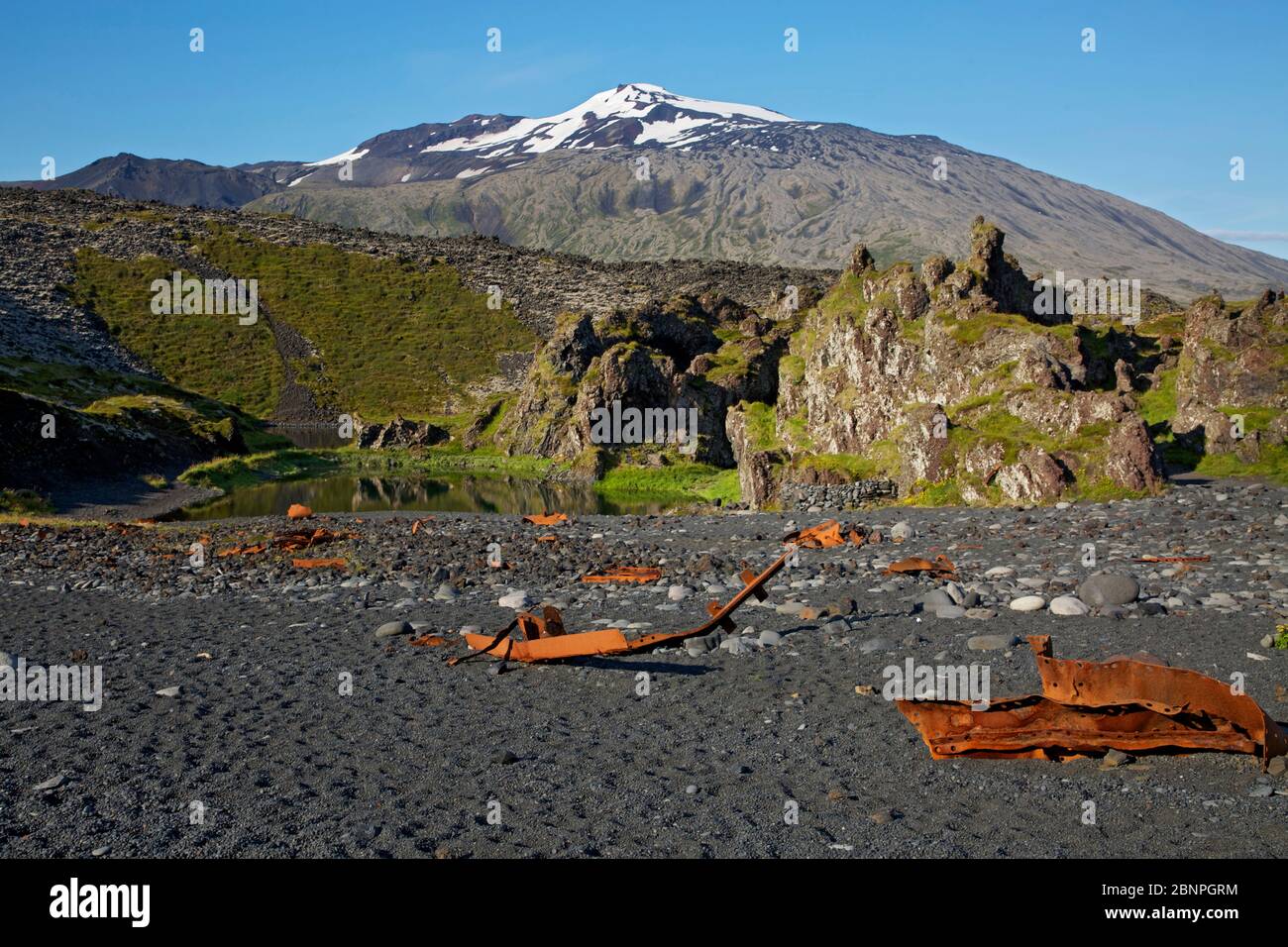 Lac de plage sur la plage de Djuponalonssandur à la baie de Dritvik dans le parc national de Snaefells. Vue sur le volcan Snaefellsjoekull. IV l'épave d'un chalutier de poissons échouée en 1948. Banque D'Images