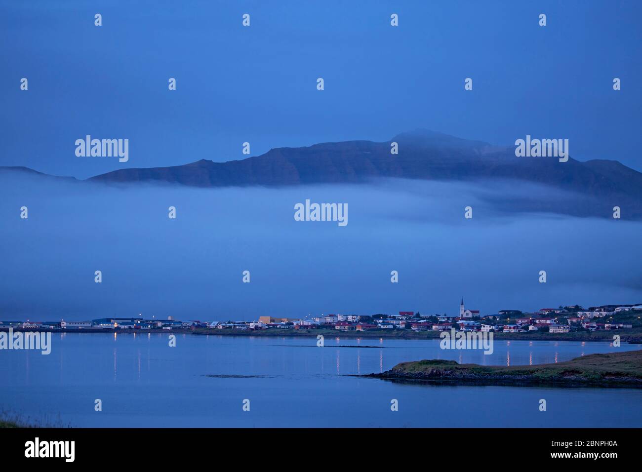 La place Grundarfjoerdur sur Snaefellsnes sur la baie du même nom en milieu de nuit d'été. Banque D'Images