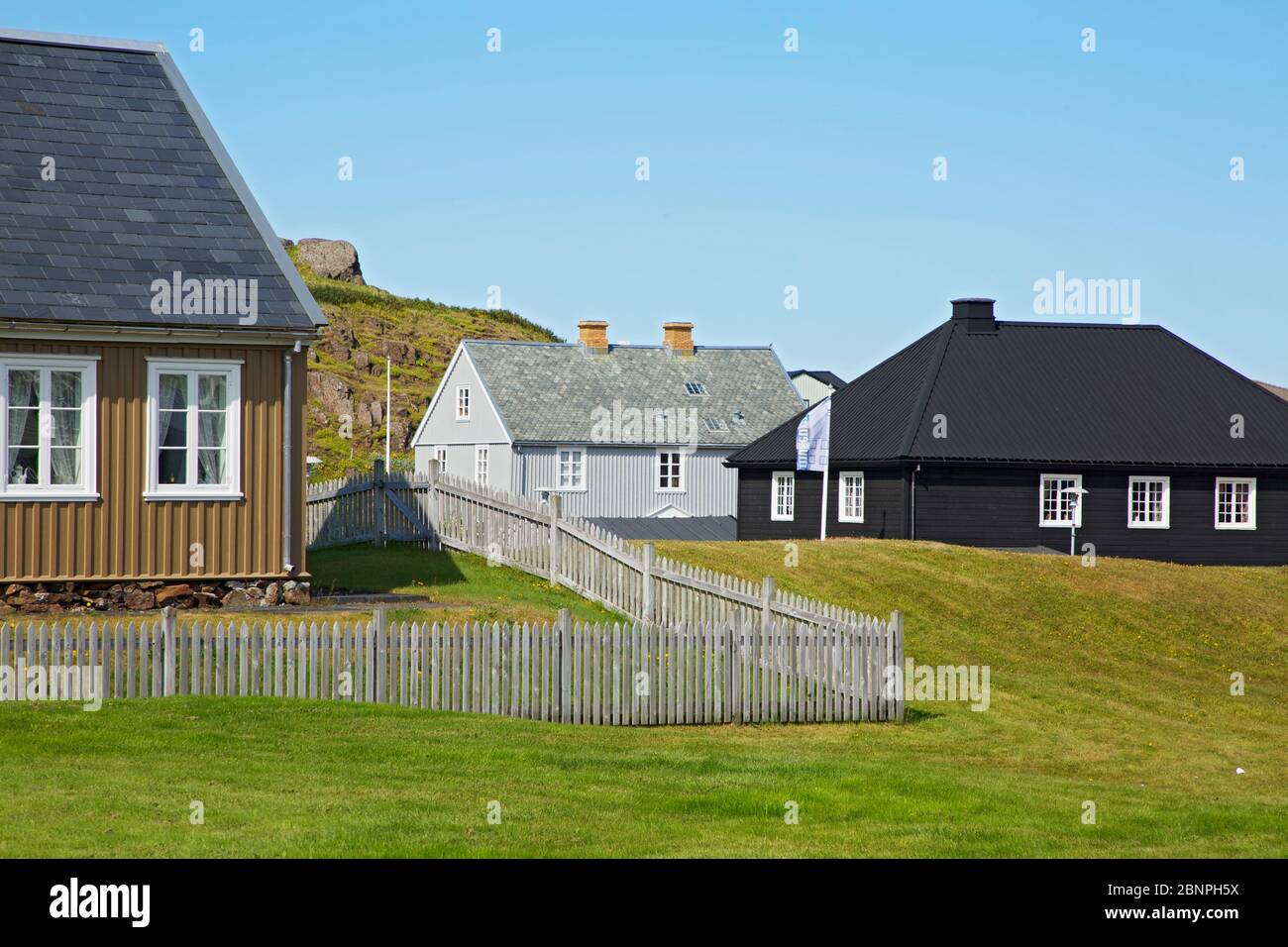 Vieux quartier de Stykkisholmur avec des maisons en bois historiques et la Norska Husid noire du XIXe siècle dans lequel se trouve le musée local. Banque D'Images