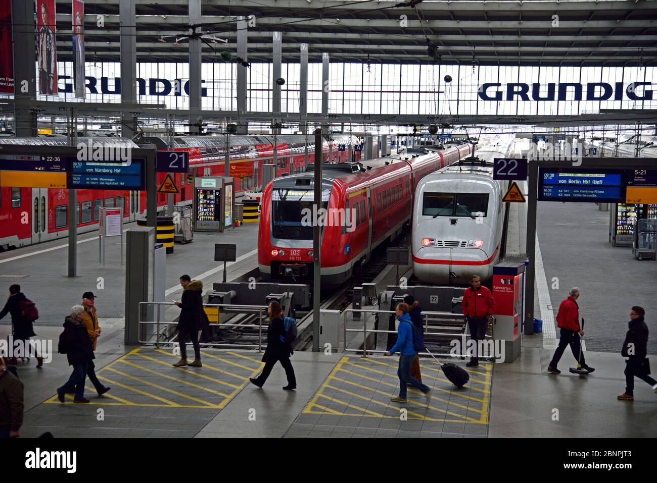 Europe, Allemagne, Bayer, Munich, gare centrale, hall des arrivées de train, circulation locale et longue distance, Banque D'Images