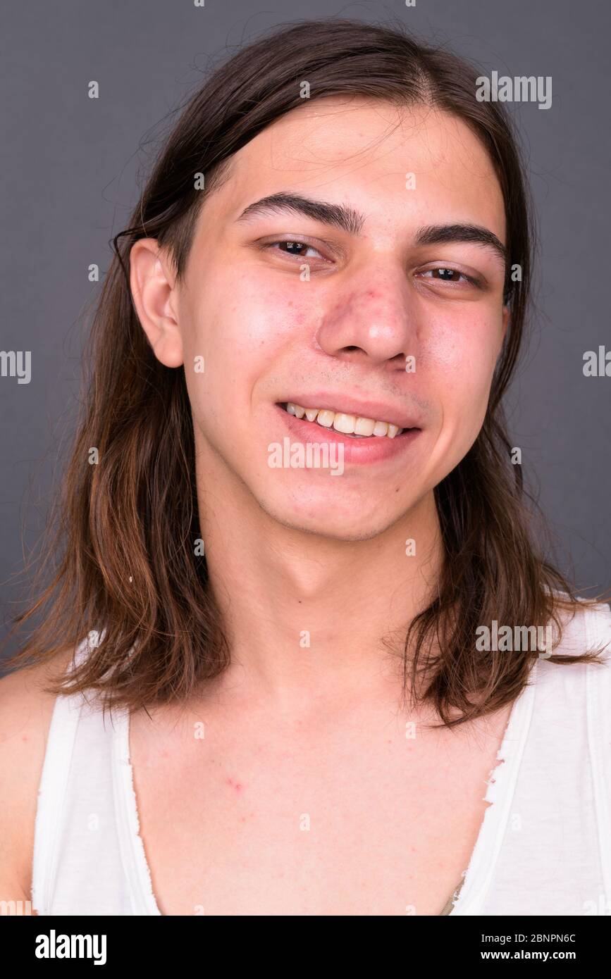 Jeune homme androgyne beau avec de longs cheveux Banque D'Images