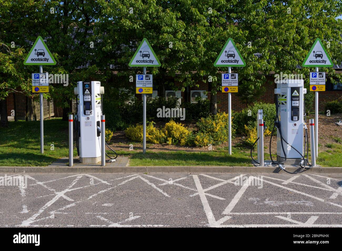 Point de recharge de véhicule électrique dans la zone de repos de l'autoroute, Angleterre du Sud-est, Angleterre, Royaume-Uni, Europe Banque D'Images
