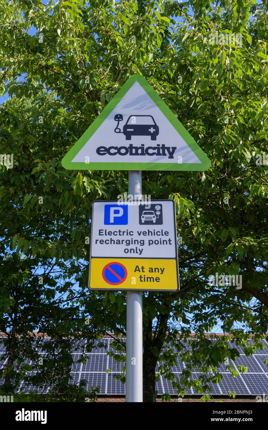 Panneau de point de recharge de véhicule électrique à la zone de repos de l'autoroute, Angleterre du Sud-est, Angleterre, Royaume-Uni, Europe Banque D'Images