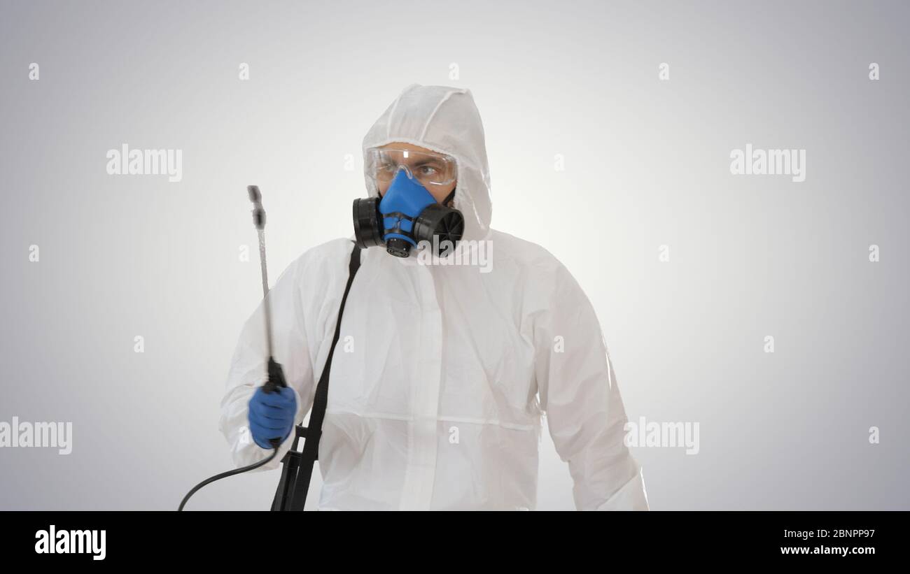 Virologue en marche uniforme et en désinfection de la zone sur fond de gradient. Banque D'Images