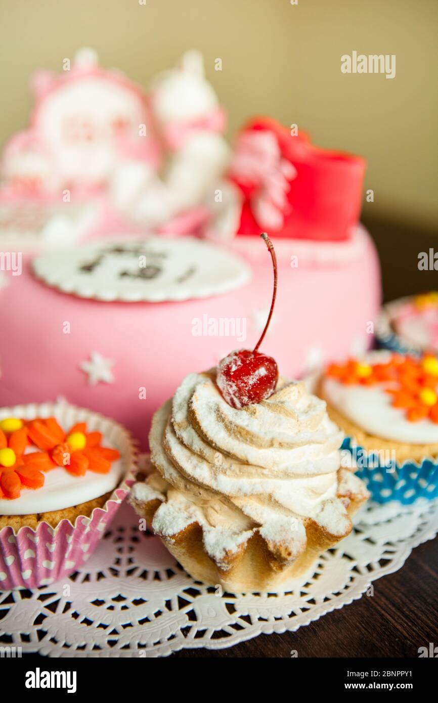 gâteau avec crème et cerise sur le fond du gâteau Banque D'Images