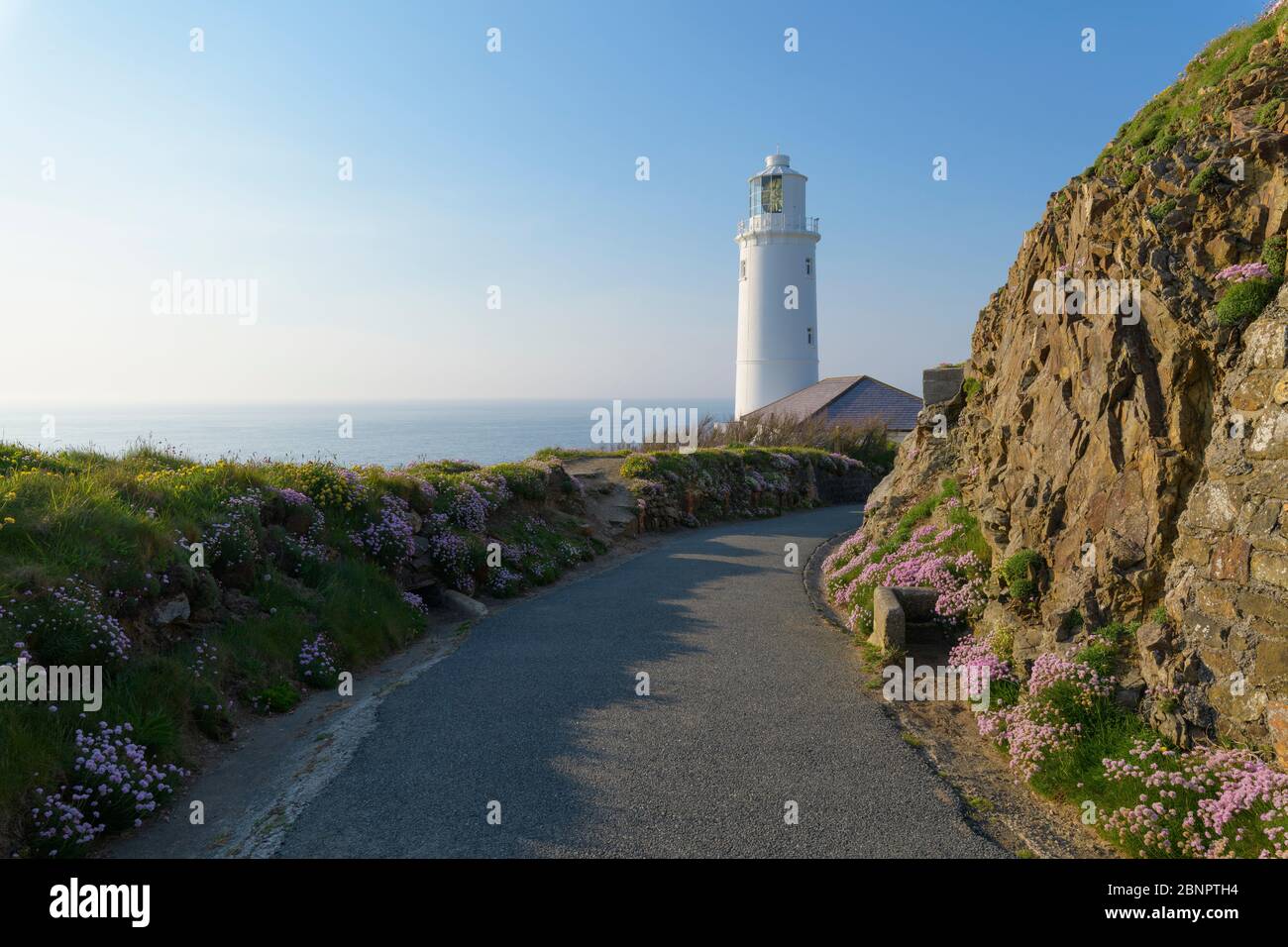 Phare de Trevose Head avec route, Padstow, Cornwall, Angleterre du Sud-Ouest, Angleterre, Royaume-Uni, Europe Banque D'Images
