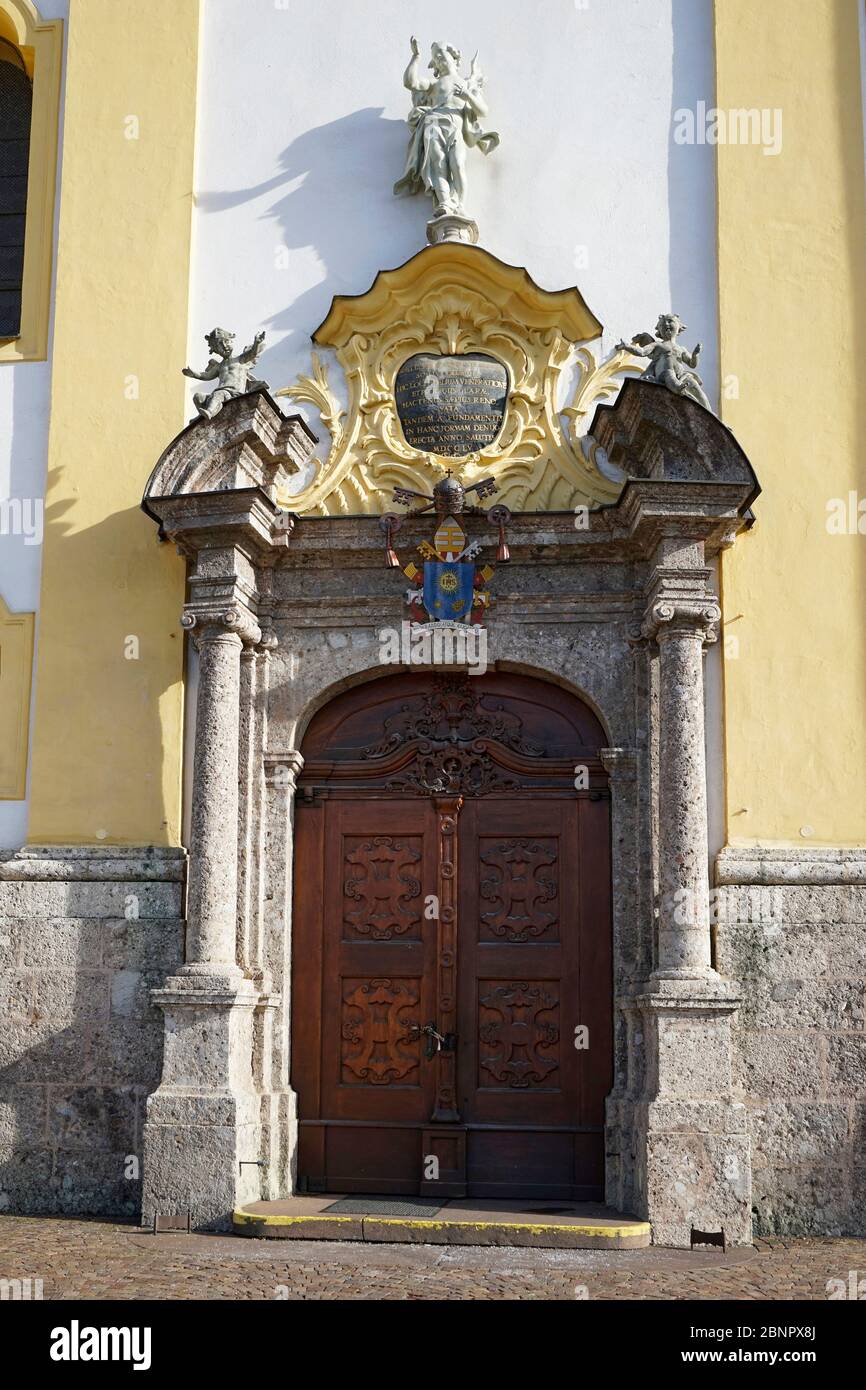 Autriche, Tyrol, Innsbruck, Wiltener Basilika, portail d'entrée Banque D'Images