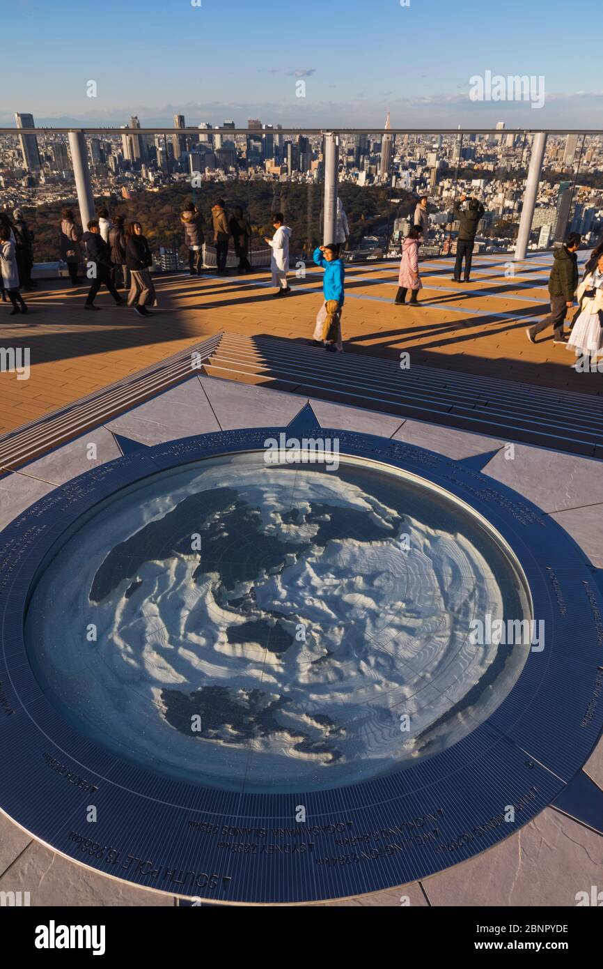 Japon, Honshu, Tokyo, Shibuya, Shibuya Scramble Square Building Zone D'Observation Sur Le Toit, Carte Du World Compass Banque D'Images