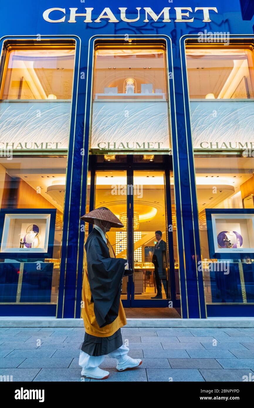 Japon, Honshu, Tokyo, Ginza, rue commerçante Chuo-dori, Monk Walking devant le magasin Chaumet Banque D'Images