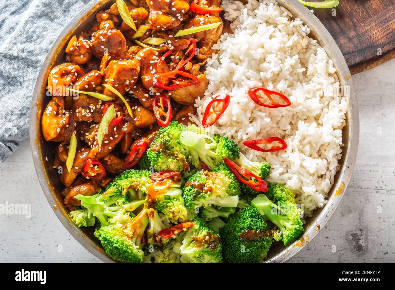 Repas chinois avec ragoût de poulet, riz vapeur et brocoli, piment et senime. Banque D'Images