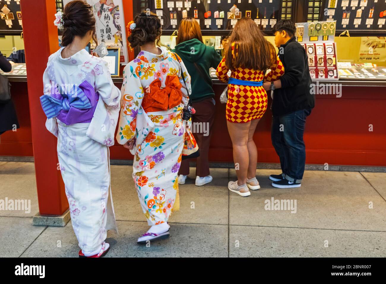 Japon, Honshu, Tokyo, Asakusa, Temple Sensoji, Visiteurs Portant Un Kimono Et Des Vêtements Contemporains Banque D'Images