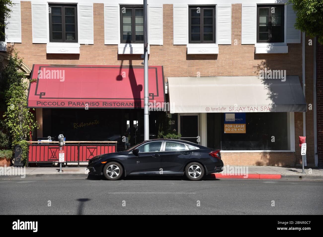 Beverly Hills, CA/USA - 7 mai 2020 : fermeture d'un salon de bronzage et location d'espace pendant la quarantaine du coronavirus Banque D'Images