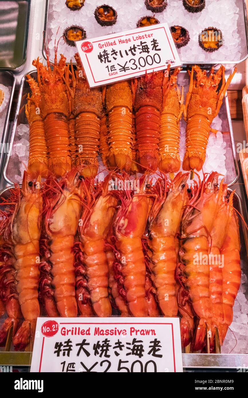 Japon, Honshu, Tokyo, Tsukiji, Marché Extérieur Tsukiji, Exposition De Crevettes Et De Homards Dans La Boutique De Fruits De Mer Banque D'Images