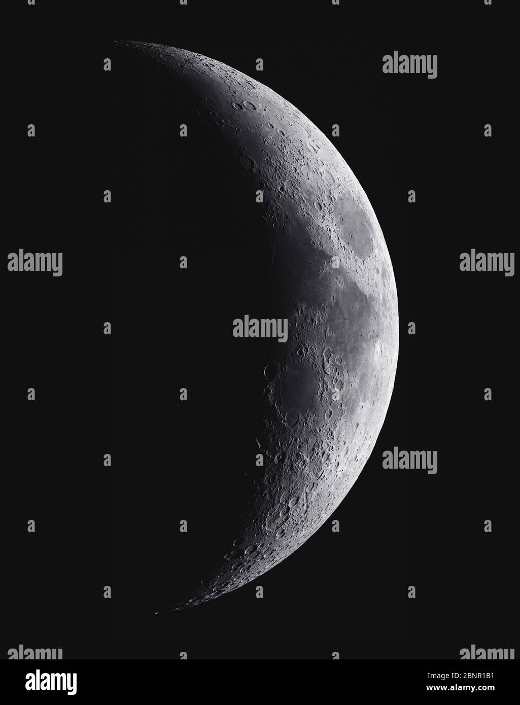 Un croissant de lune dramatique contre un ciel noir, photographié de Londres, Royaume-Uni Banque D'Images