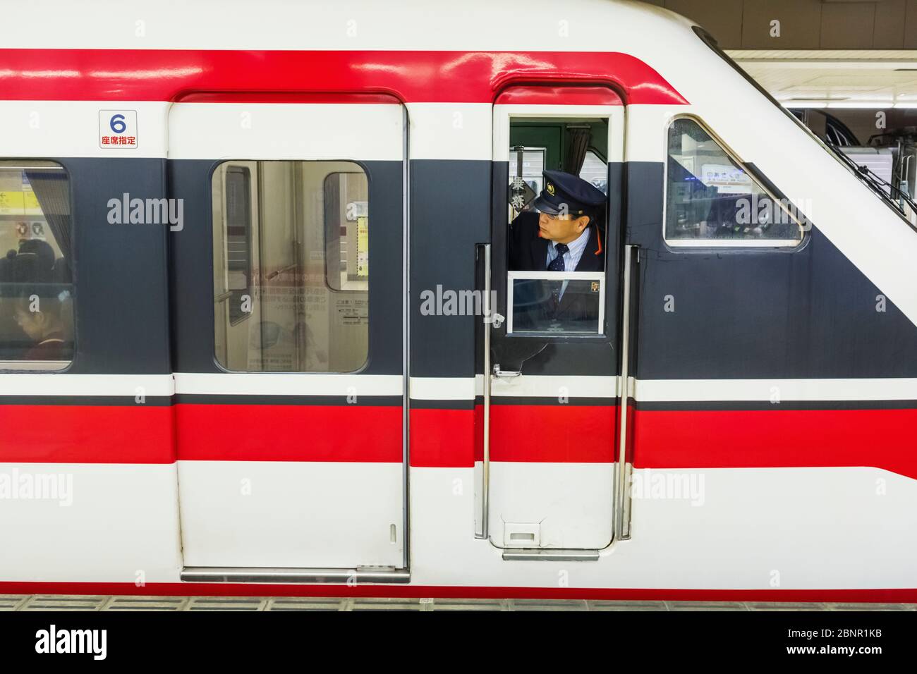 Japon, Honshu, Tokyo, Gare D'Asakusa, Chemins De Fer De Tobu, Garde Ferroviaire Banque D'Images