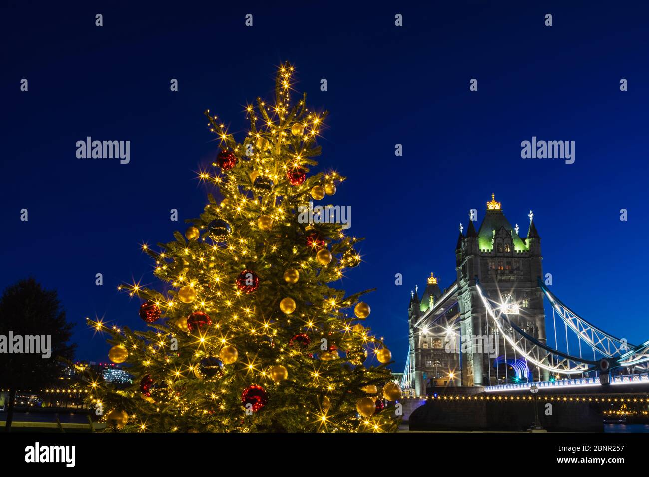 Angleterre, Londres, Tower Bridge Aux Lumières De Nuit Et De Noël Banque D'Images