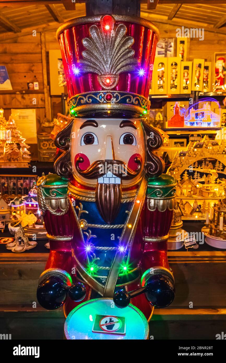 Angleterre, Londres, Marché De Noël, Exposition De Noix De Muscrackers Et Produits À Thème De Noël Banque D'Images