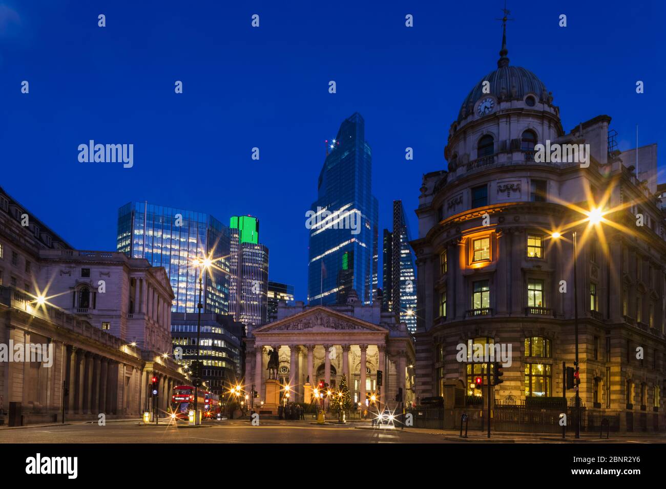 Angleterre, Londres, La Ville De Londres, Vue Nocturne Montrant La Banque D'Angleterre, La Royal Exchange Et Les Gratte-Ciel Modernes Banque D'Images