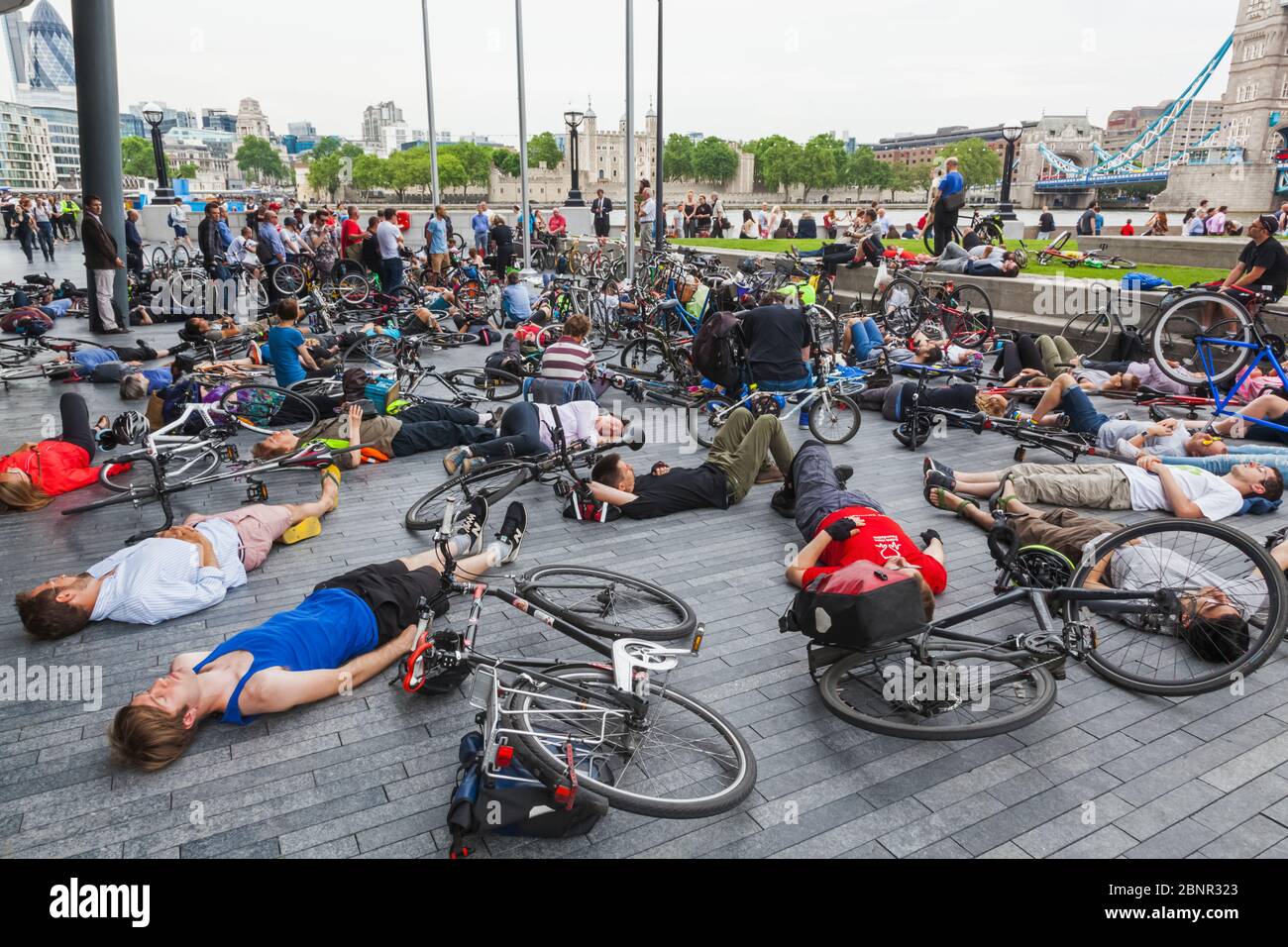Angleterre, Londres, Southwark, Hôtel De Ville, Cyclistes Manifestant Pour Plus De Sécurité Routière Banque D'Images