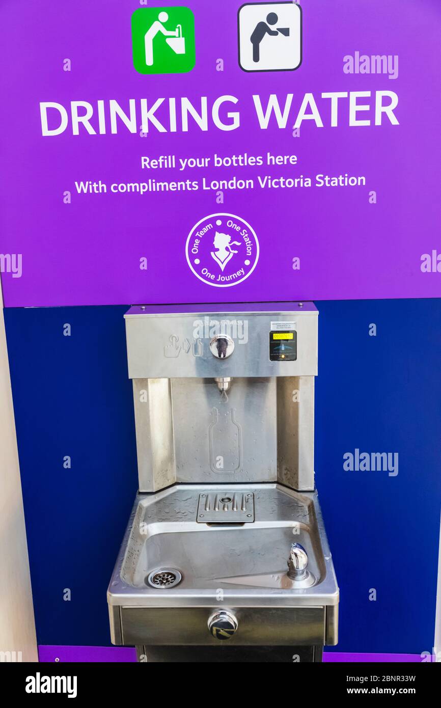 Angleterre, Londres, Gare Water Bottle Refilling Fountain Banque D'Images