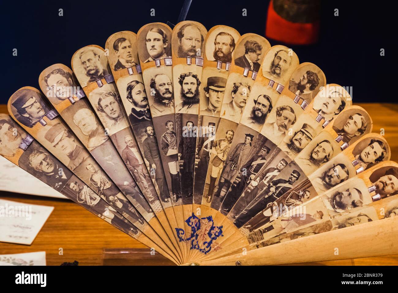 Angleterre, Londres, Westminster, Whitehall, le Musée de la Cavalerie de la maison, exposition de Lady's Fan en 1871 décorée avec des photographies de portrait des bureaux des Bleus Banque D'Images