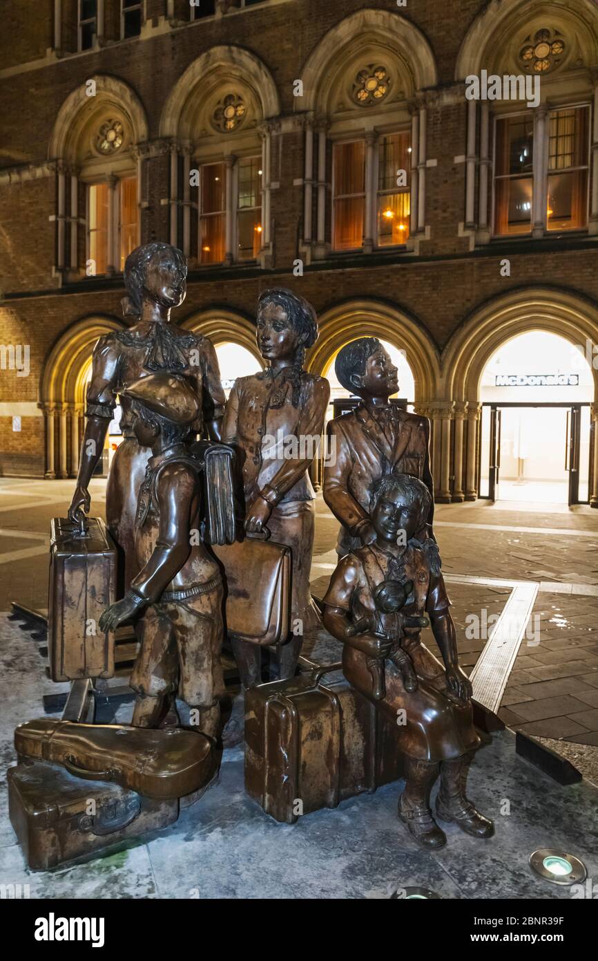 Angleterre, Londres, La Ville De Londres, La Gare De Liverpool Street, La Statue Du Mémorial De Kindertransport Intitulée « L'Arrivée » Par Frank Meisler Banque D'Images