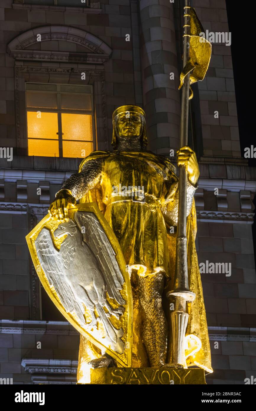 Angleterre, Londres, The Strand, Savoy Hotel, Guilded Statue Of Peter Ii Comte Of Savoy Banque D'Images