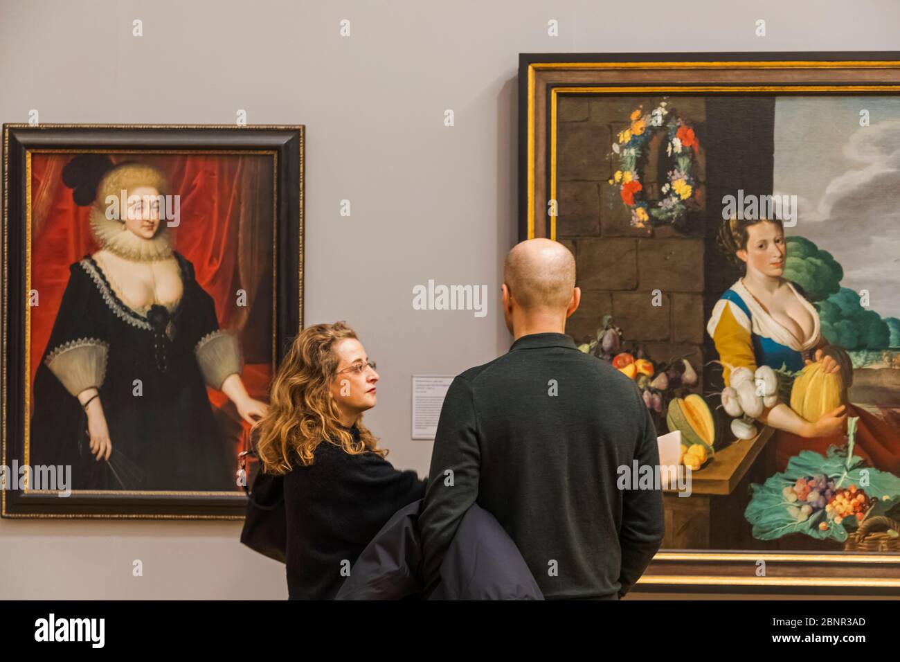 Angleterre, Londres, Tate Britain, Visiteurs Regardant Des Œuvres D'Art Banque D'Images