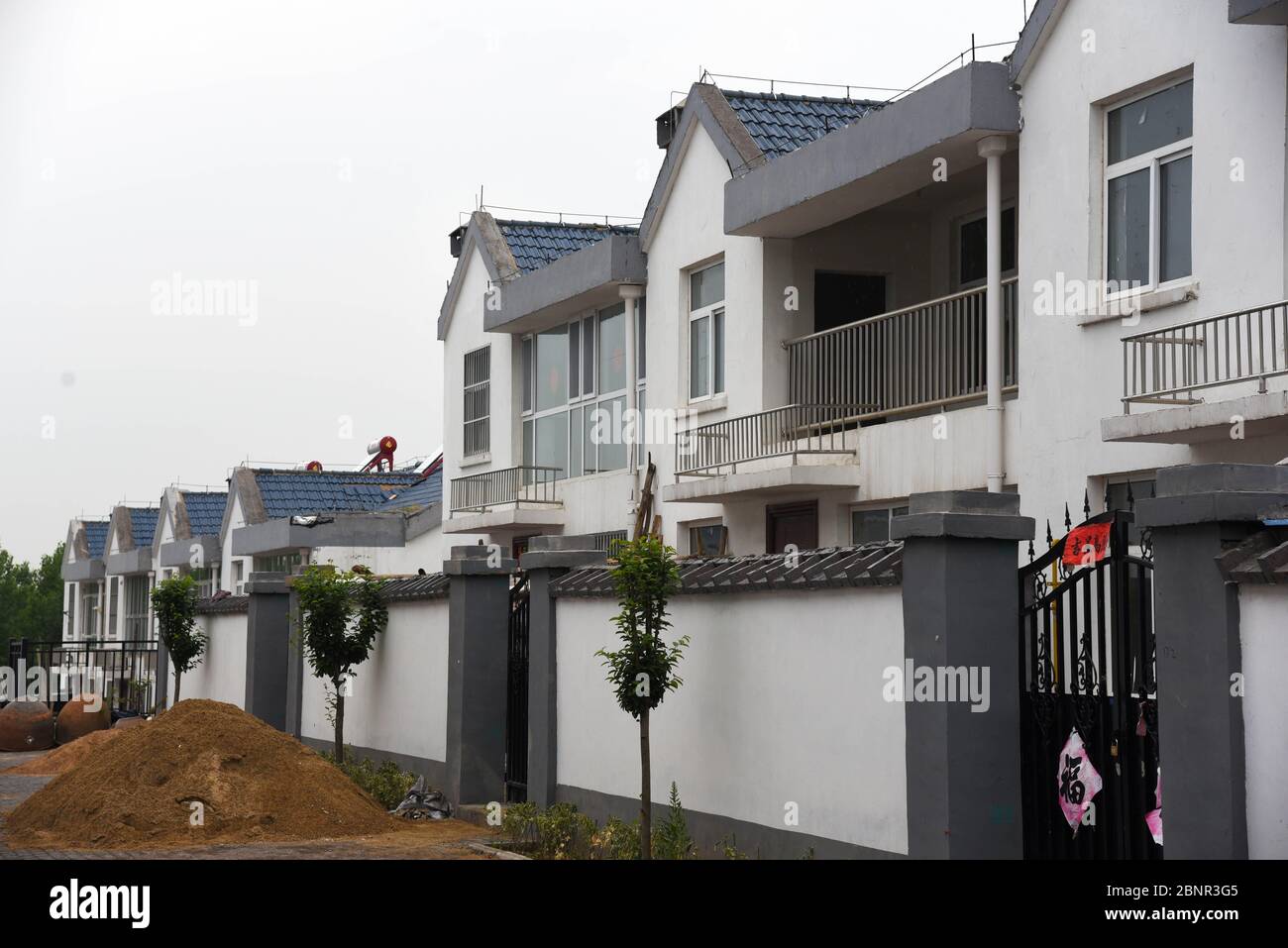 (200516) -- COMTÉ de JUXIAN, 16 mai 2020 (Xinhua) -- la photo prise le 14 mai 2020 montre la communauté de réinstallation de Dingguo Bihu dans le canton d'Anzhuang, comté de Juxian, Rizhao, province de Shandong, en Chine orientale. Lorsque Yu Shu'ai a perdu son mari en 2012, la vie s'est très mal transformée -- les factures médicales avaient vidé toutes ses économies familiales, laissant Yu et son fils sous pression financière. En 2014, lorsque le gouvernement local d'Anzhuang a invité Yu à se joindre à l'un des projets de réduction de la pauvreté du canton, ses conditions de vie ont commencé à s'améliorer. Pour aider les pauvres à se débarrasser de la pauvreté, Anzhuang a remis à zéro Banque D'Images