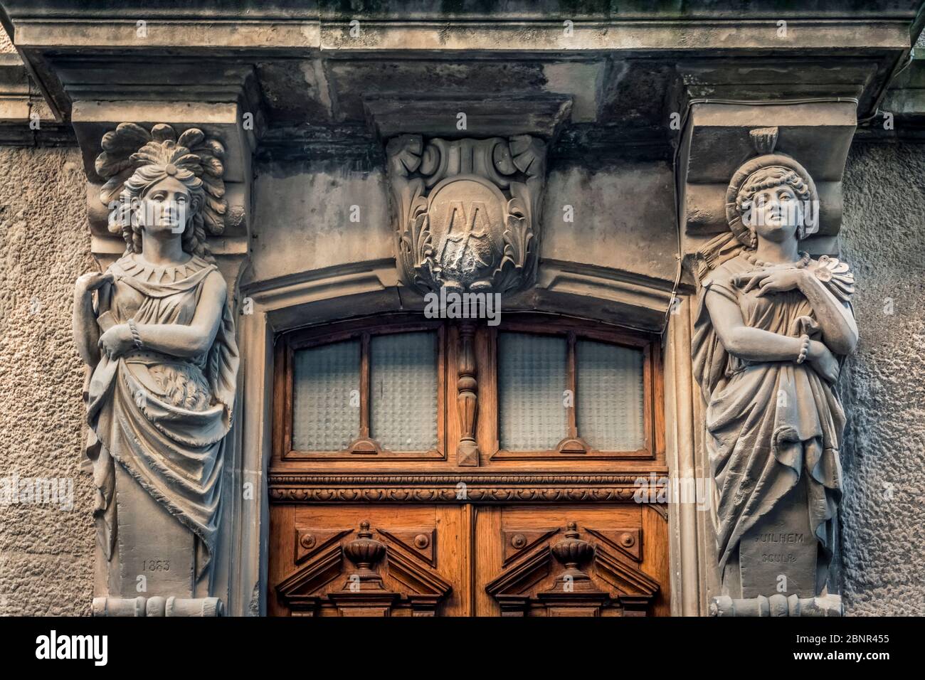 Façade de maison avec des figures femelles comme consoles à Capendu. Construit au XIX siècle. Le lieu appartient aux villages ronds de la région. Banque D'Images